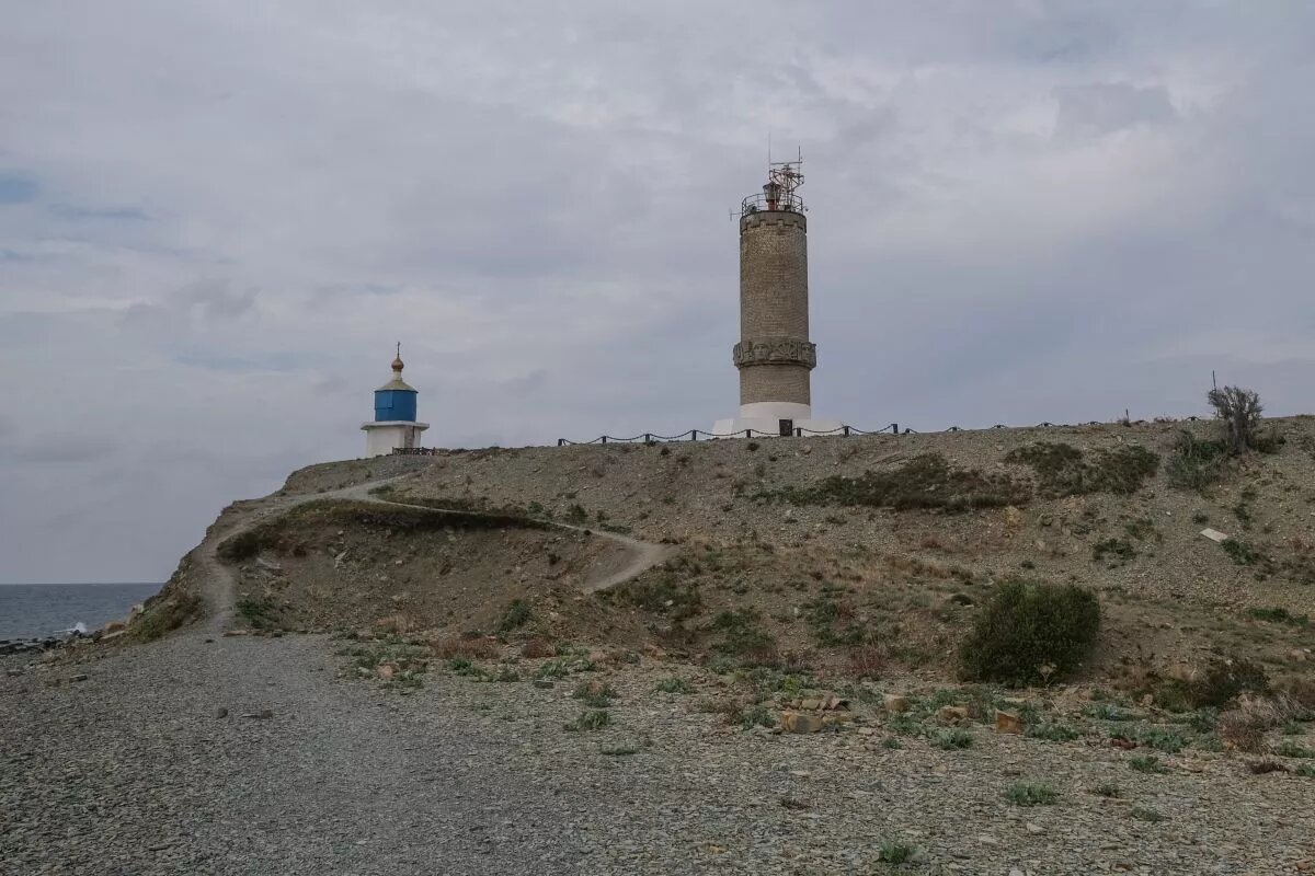 В основанном на Утрише в 1911 году маяке теперь находится часовня. Новое здание возвели в 1975 году рядом со старым маяком.
Фото: Михаил Ступин