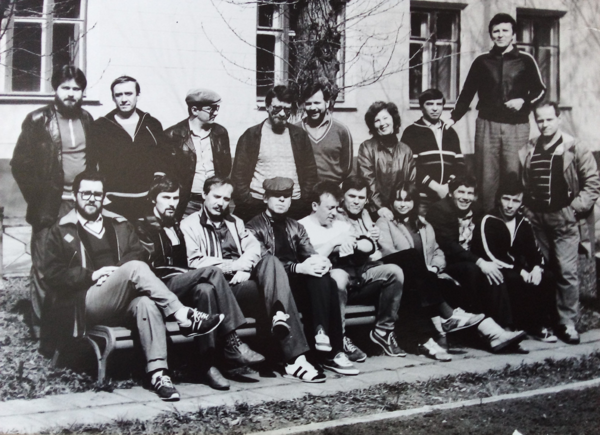 На снимке: мои коллеги - слушатели журналистского отделения ВПШ на журналистской тусовке.