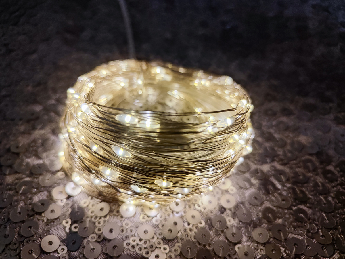 пришла сегодня гирлянда 20 метров уличная. Хотела повесить на лестницу на второй этаж. Но не успела. В ночи вешать не охота.)