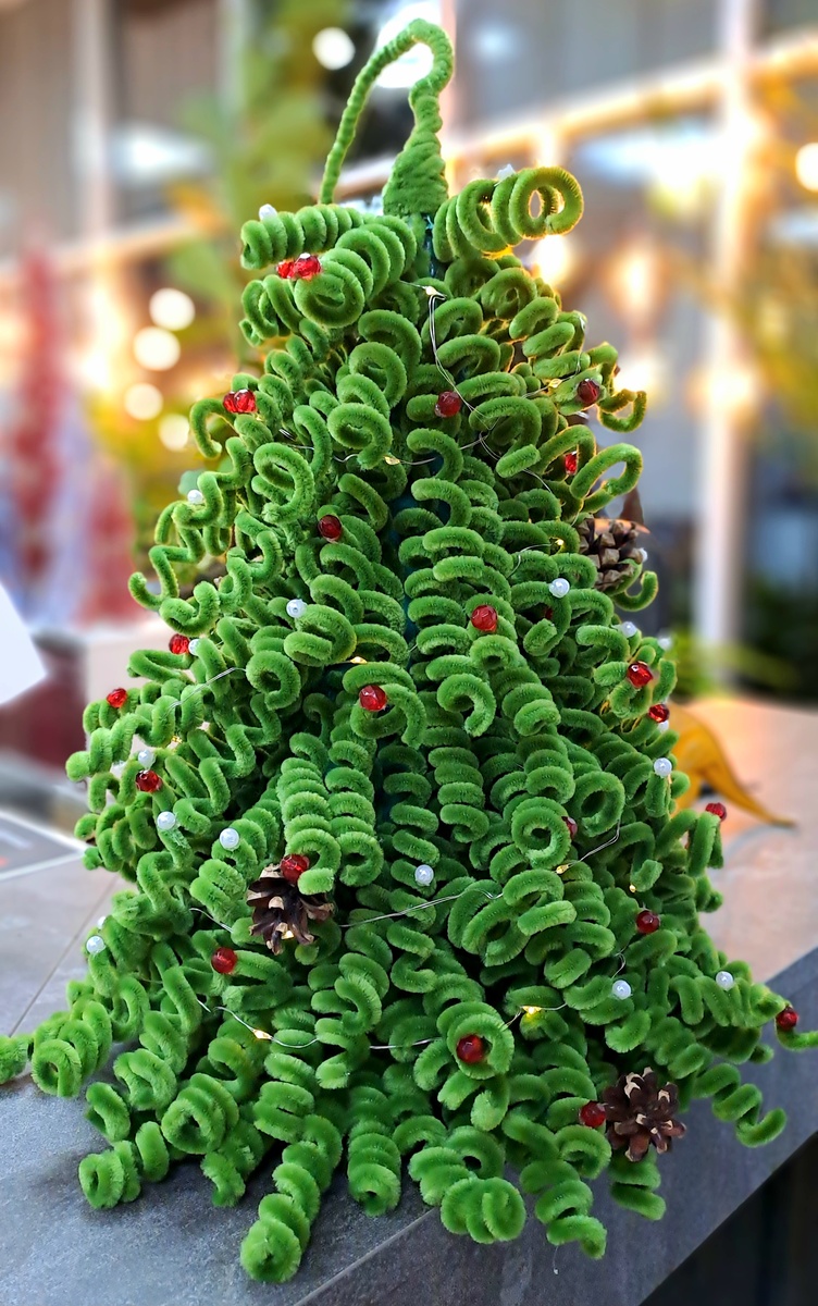 Ёлка "Лесная кудряшка из синельной проволоки