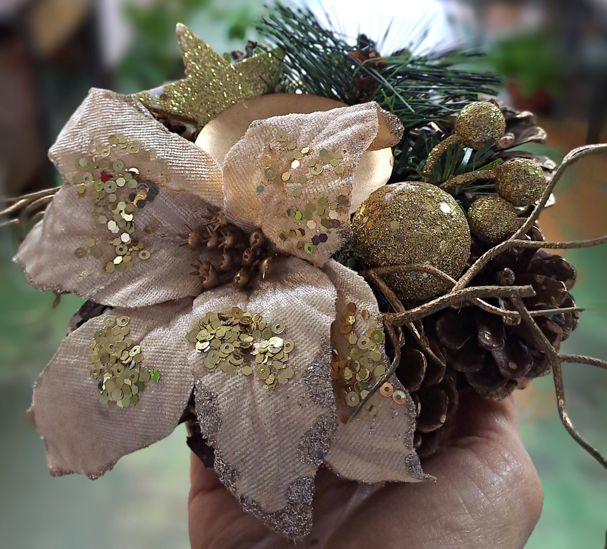 Пуансеттия из ткани.