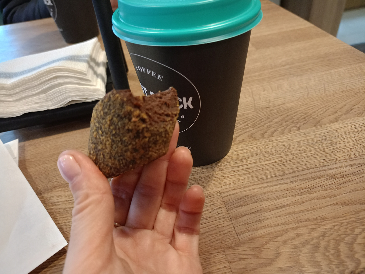 К кофе взяла пирожное колбаску