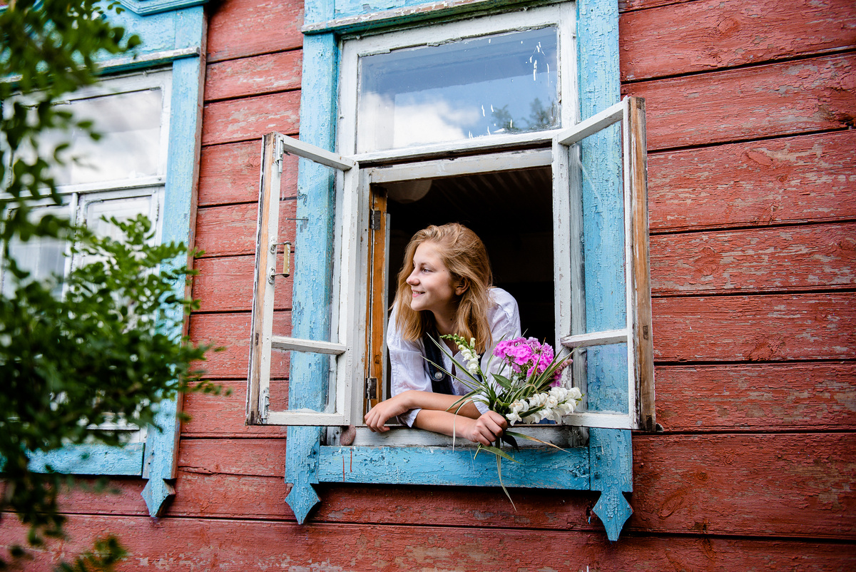 Наш дом и моя племянница. Фотограф Юлия Седяшева. Две фотографии