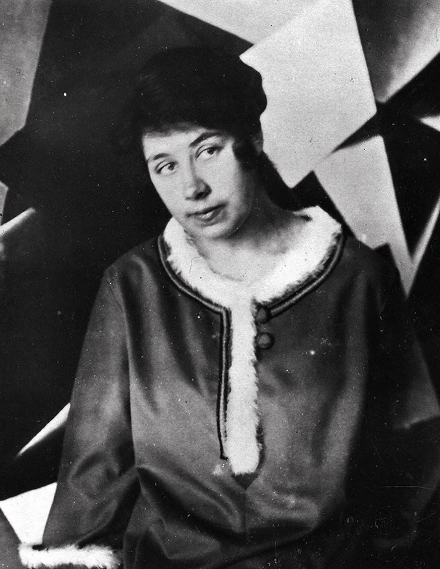 Любовь Попова