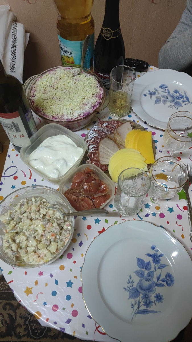 Это наш скромный стол на двоих.