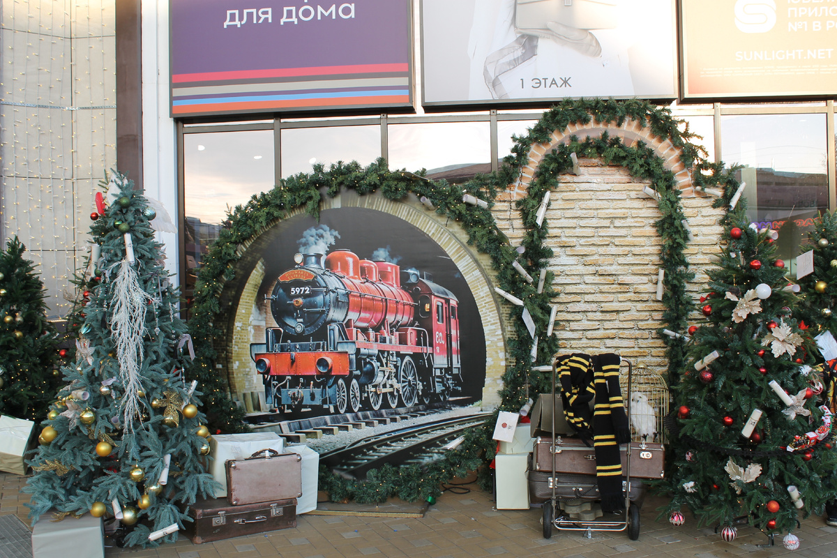 Фото в галерее можно листать. На фото: Платформа 9 и 3/4 и подходящий поезд "Хогвартс Экспресс".