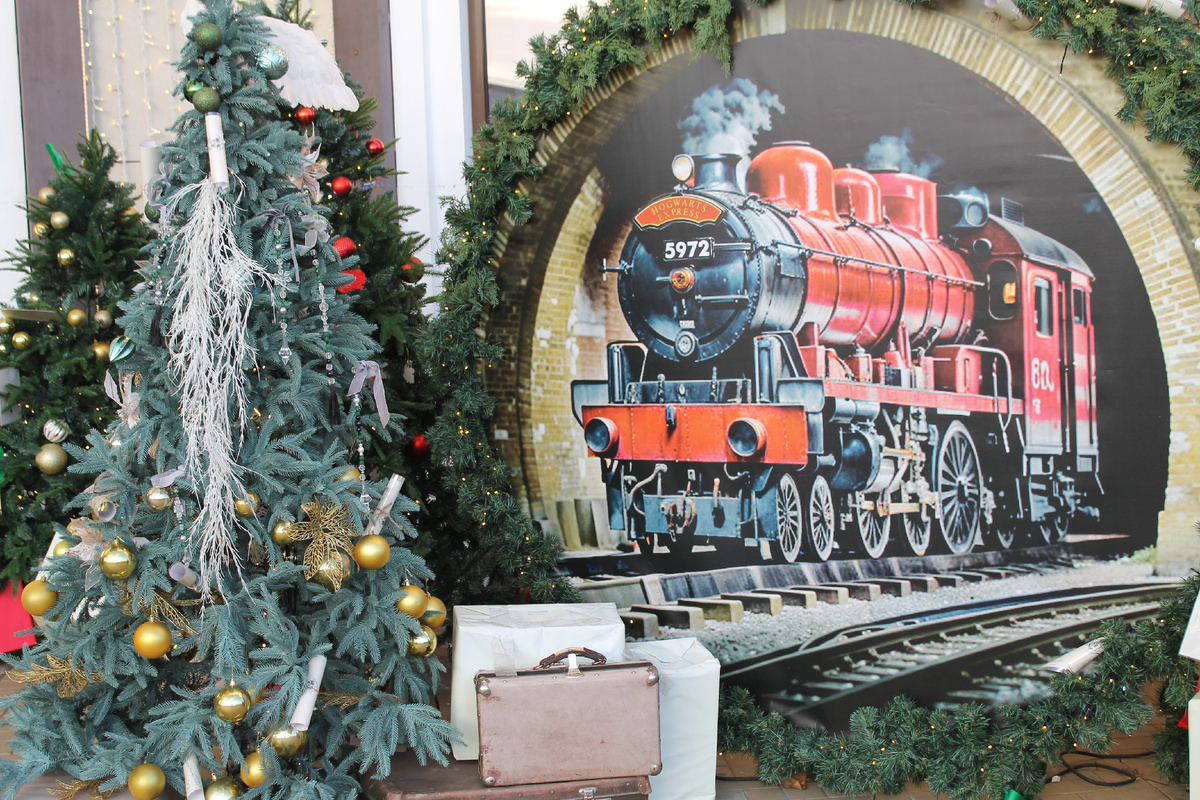 Фото в галерее можно листать. На фото: Платформа 9 и 3/4 и подходящий поезд "Хогвартс Экспресс".