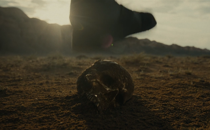 Многие видят в этом кадре из "Последнего ронина" отсылку к "Терминатору"