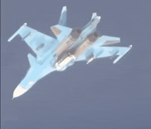    УМПК позволяет нашим бомбардировщикам Су-34 с безопасного расстояния сбрасывать на противника даже трёхтонные ФАБ-3000. Источник: ТГ-канал "Военная хроника"