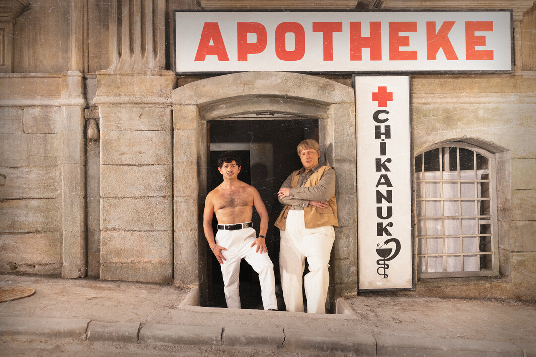 Узнаëте актёра справа? Вы точно знаете его. Кадр из фильма «Не бриллиантовая рука», 2024 год, режиссёры: Миша Семичев, Роман Ким. 