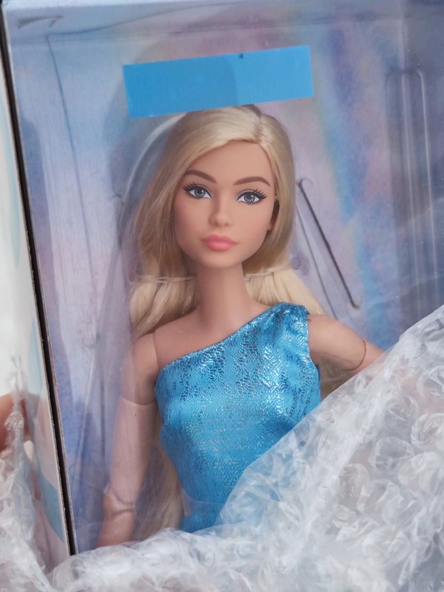 Первая ее фотография прямо на улице. Сразу, как вышла из ПВЗ...