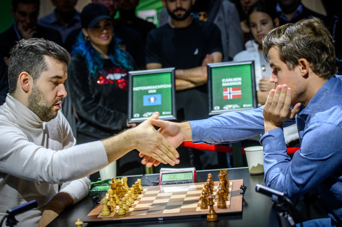 Ян Непомнящий и Магнус Карлсен - чемпионы мира по блицу 2024 года. Фото: ФИДЕ