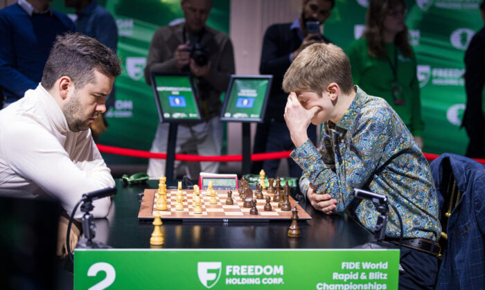 Ян Непомнящий дважды выиграл у Володара Мурзина в первом матче нокаута | Фотография Леннарта Утса/FIDE