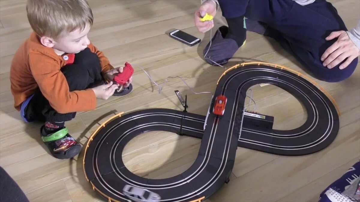 Электромеханическая игрушка "Трек" (где-то она называлась "Гонки", где-то "Автотрек", где-то "Автогонки")