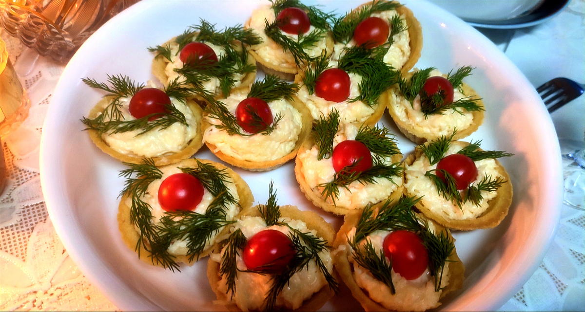 Тарталетки с сыром и чесноком