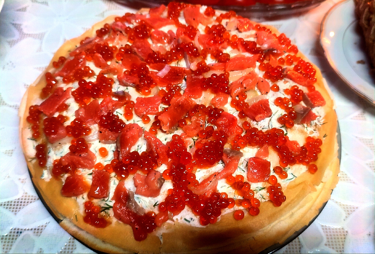 Блинный торт с красной рыбой и икрой