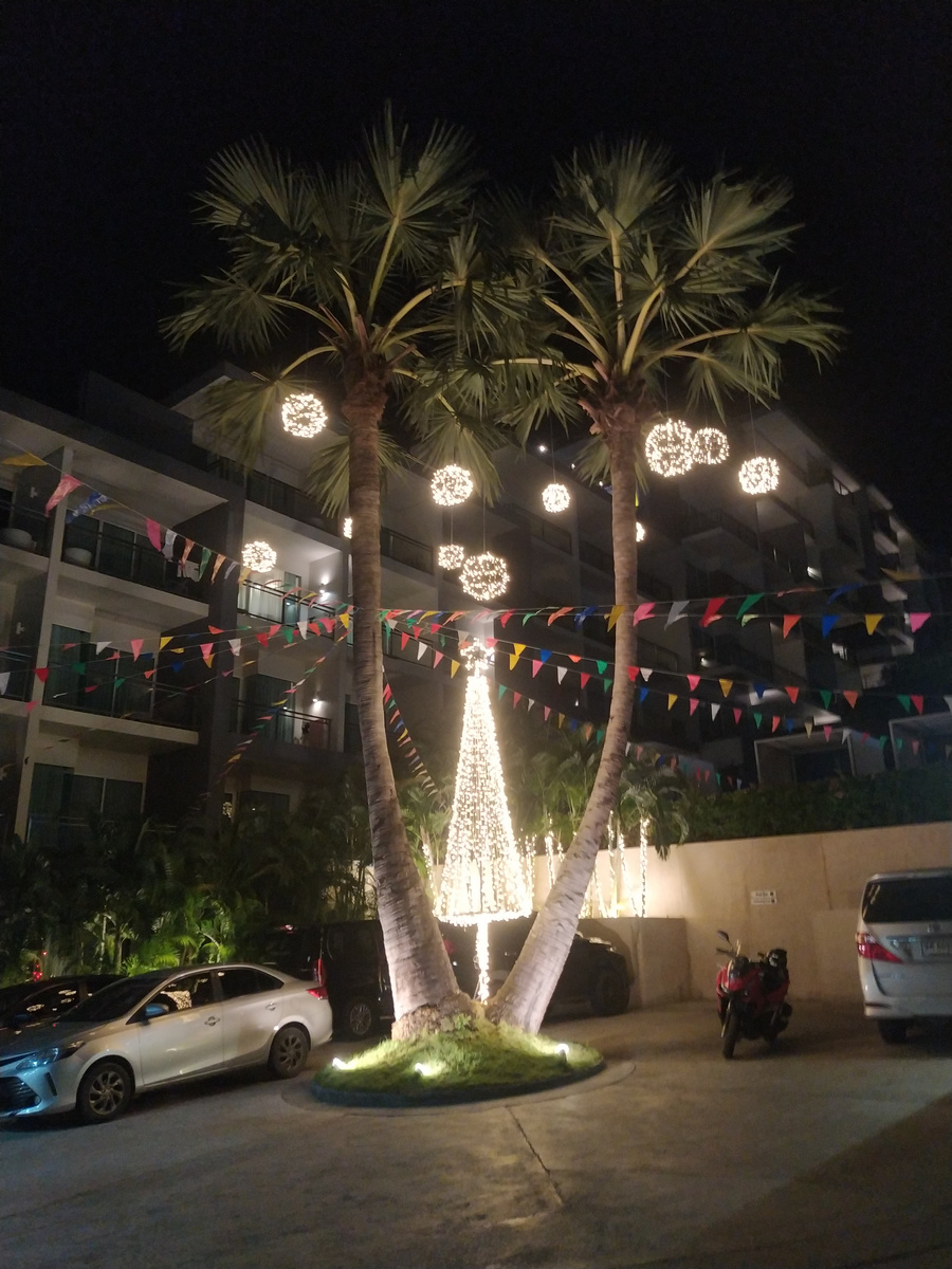 Территория нашего отеля на Пхукете, украшенная к Новому Году 2025