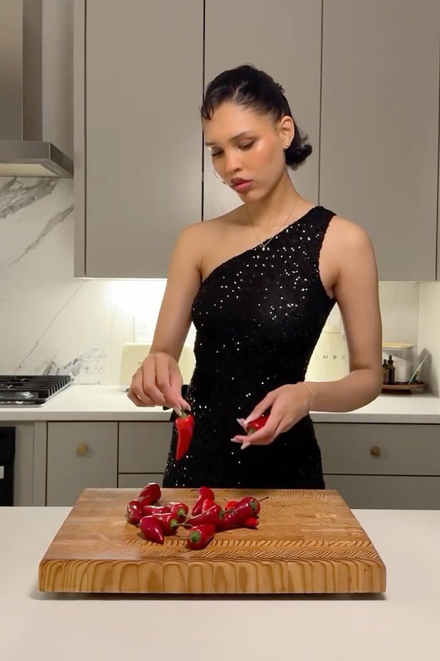 Кадр: @naraaziza