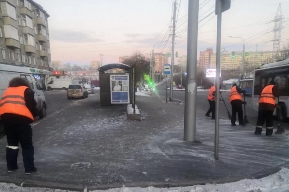    Убирать улицы и тротуары Красноярска 1 января вышли 35 машин и 40 рабочих