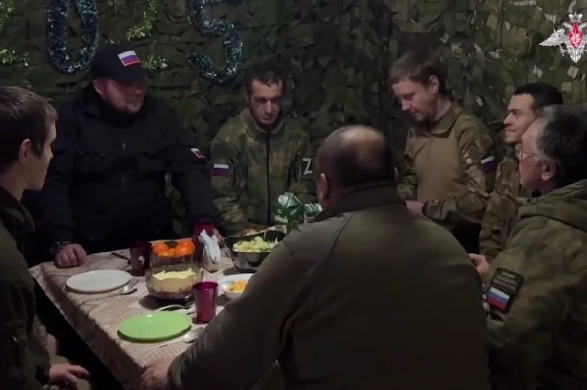    Бойцы группировки войск «Север» накрыли к Новому году стол