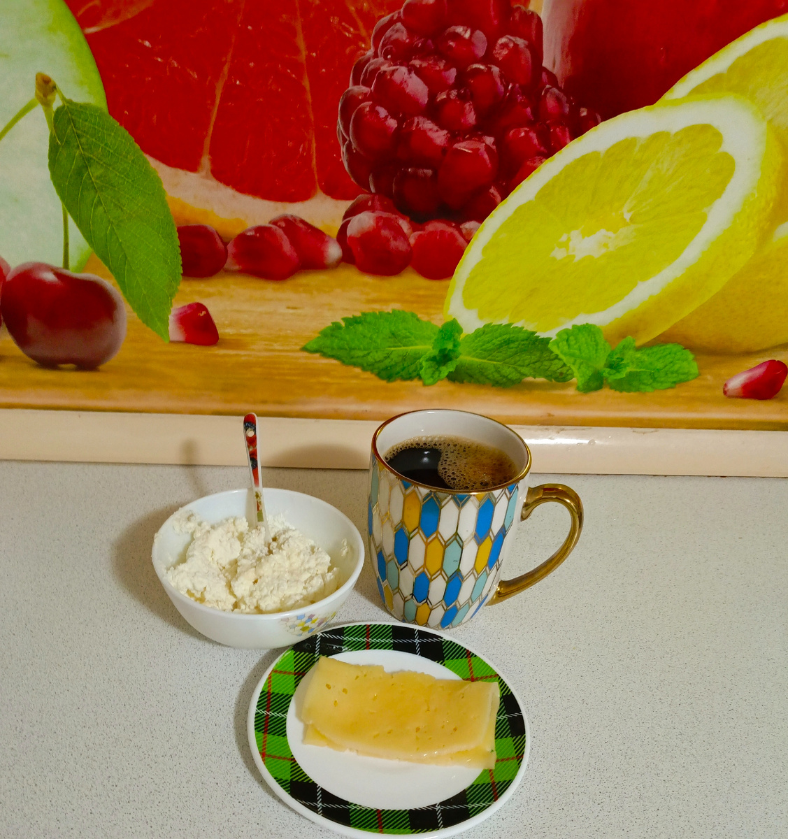 Завтрак из творога обезжиренного на 85ккал , кусочек лёгкого сыра 50 ккал.