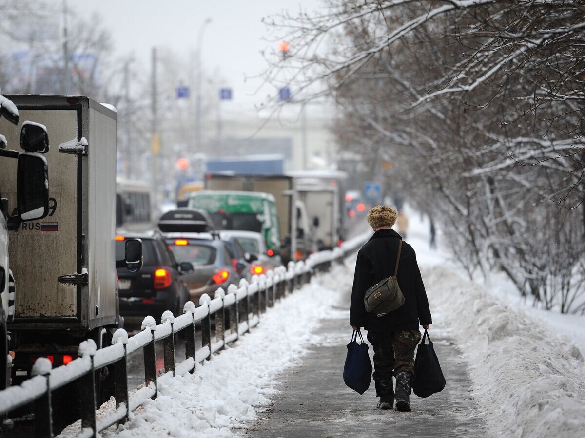    Мужчина на Волгоградском проспекте в Москве© РИА Новости / Рамиль Ситдиков