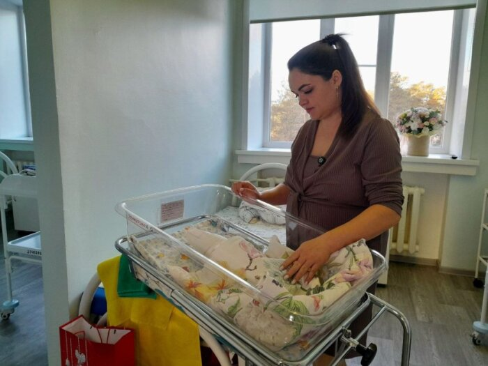 Губернатор Забайкалья начал год с поздравлений счастливым родителям / фото: телеграм-канал Александра Осипова 