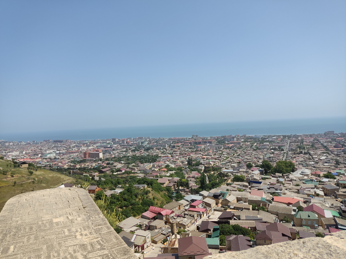Вид на Каспийское море и Дербент с высоты