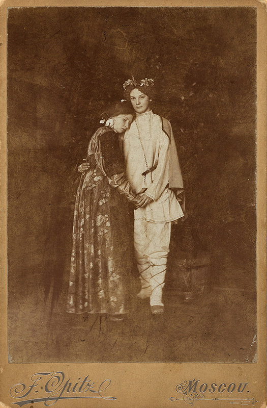 Татьяна Викторовна Васнецова и Любовь Дмитриевна Свербеева в костюмах Купавы и Леля в домашнем спектакле по пьесе А.Н. Островского "Снегурочка". Фотография Франца Опитца. 1897. Москва
© Государственная Третьяковская галерея 