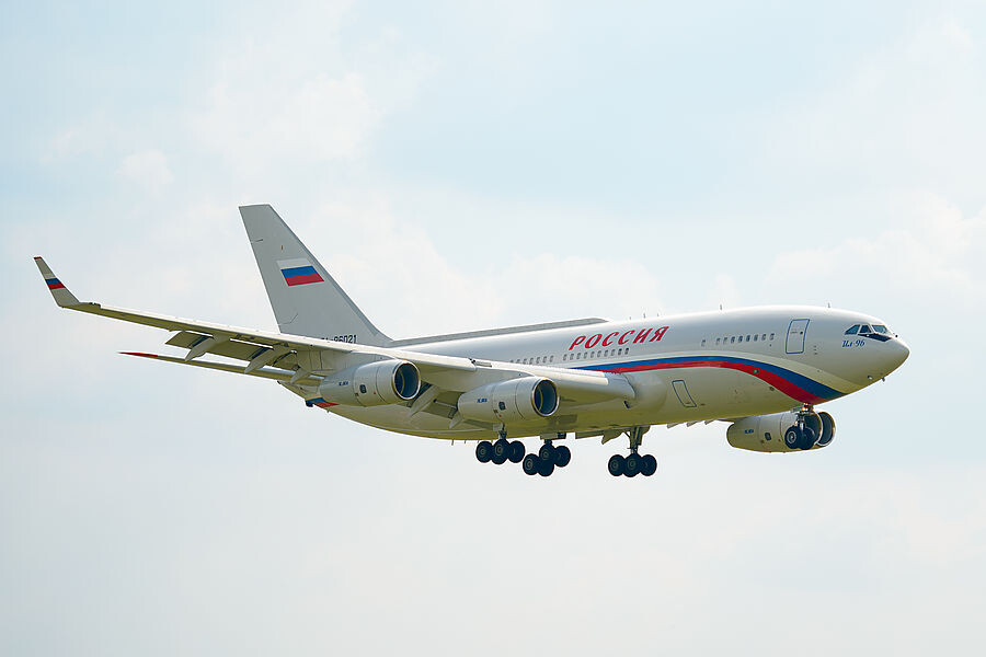 Самолёт заходит на посадку в аэропорт.  фото: картинки яндекса.