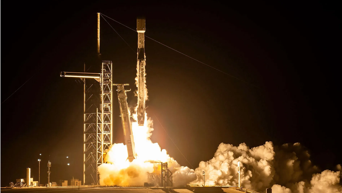 Ракета Falcon 9 компании SpaceX со спутниками Starlink поднимается в воздух с космодрома Кеннеди во Флориде 31 декабря 2024 года. Это 134-й и последний запуск компании в этом году. (Изображение кредитное: SpaceX)