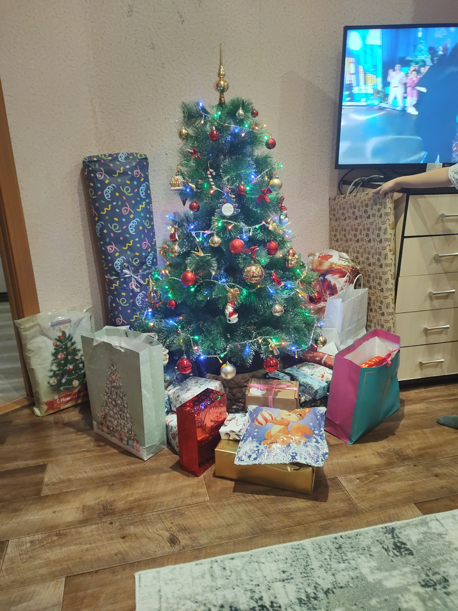 Даже ёлку почти не видно 