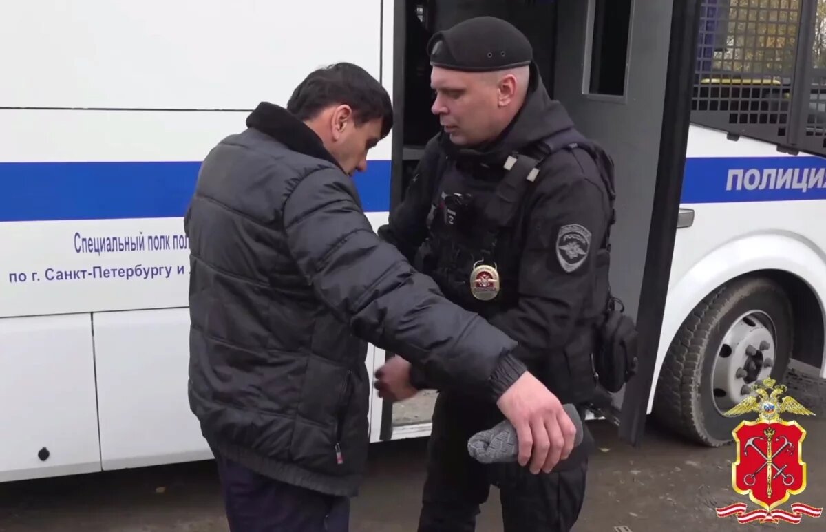    В новогоднюю ночь в центре Петербурга прошло массовое задержание мигрантов