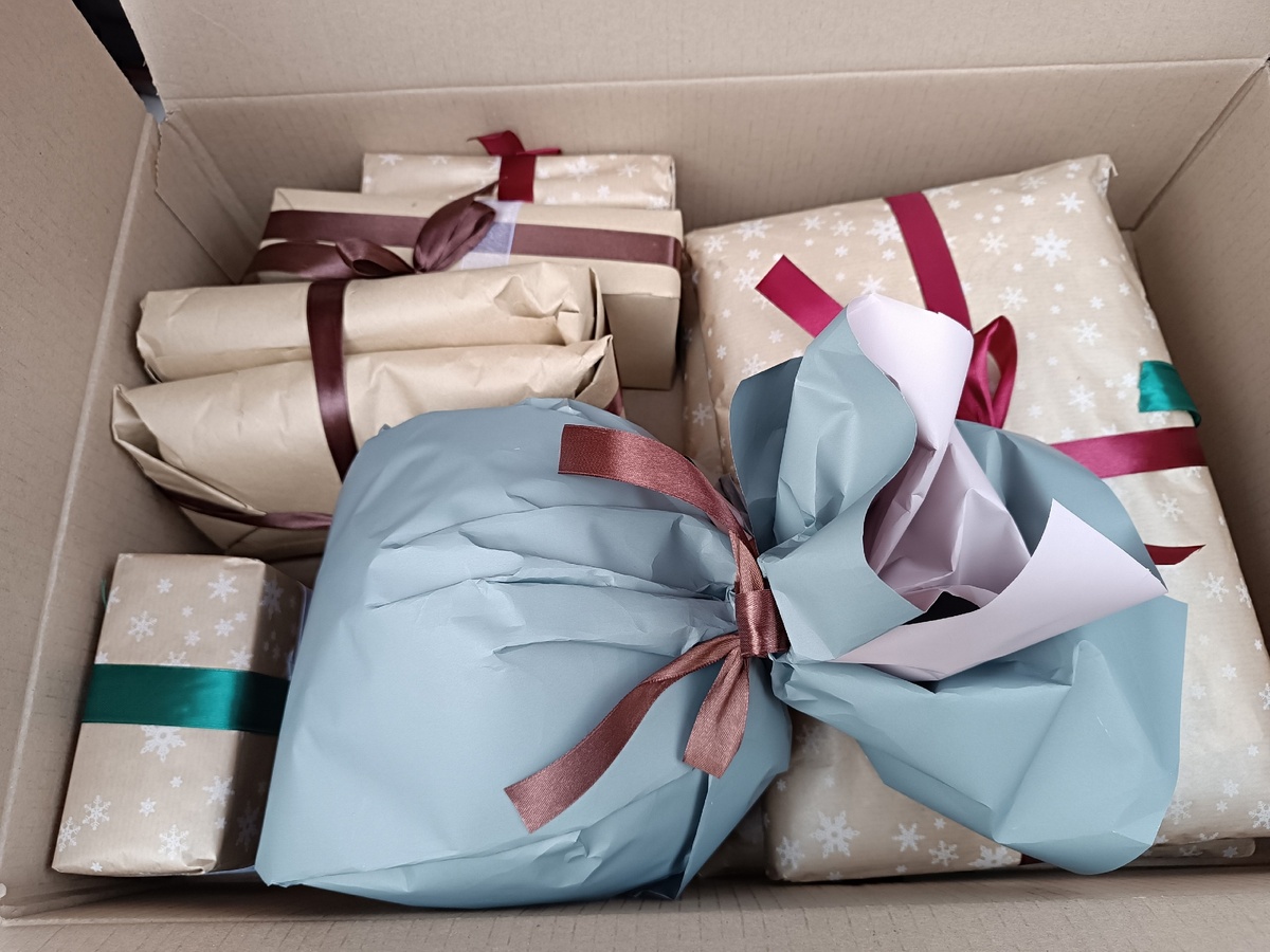 Это не все подарки, а только упакованные. 