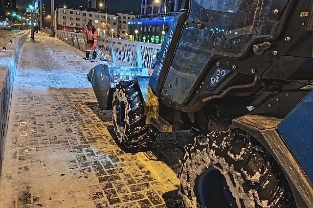    На очистку свердловских дорог от снега вывели 181 снегоуборщик