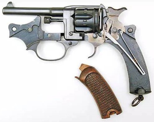 Револьвер с откинутой пластиной.