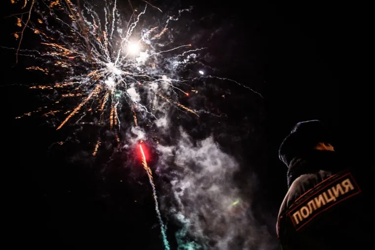 В Красногорске с внедорожника начали запускать фейерверки
Фото: Владимир Жабриков © URA.RU