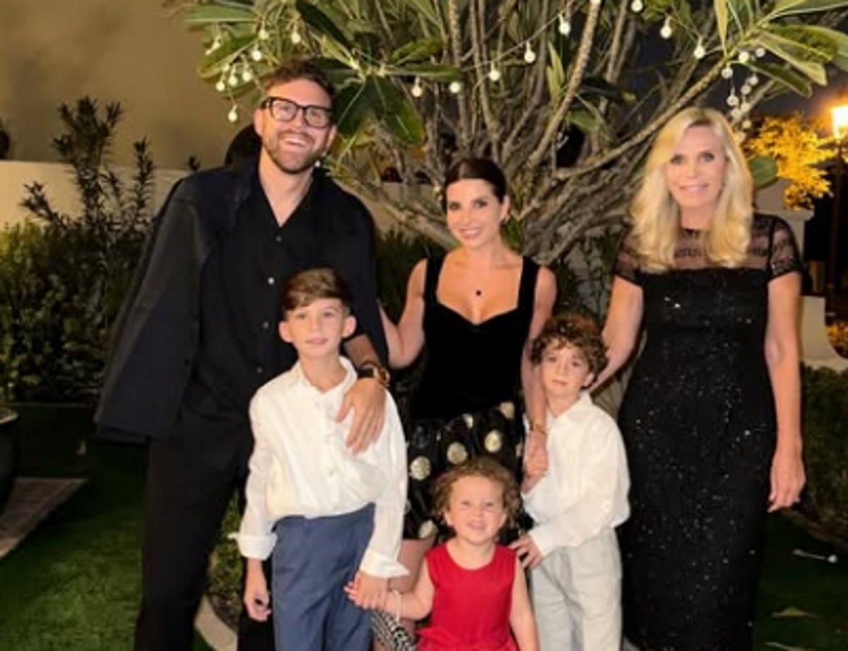 Марина Юдашкина с дочкой Галиной, зятем Петром Максаковым и внуками. Фото: соцсети