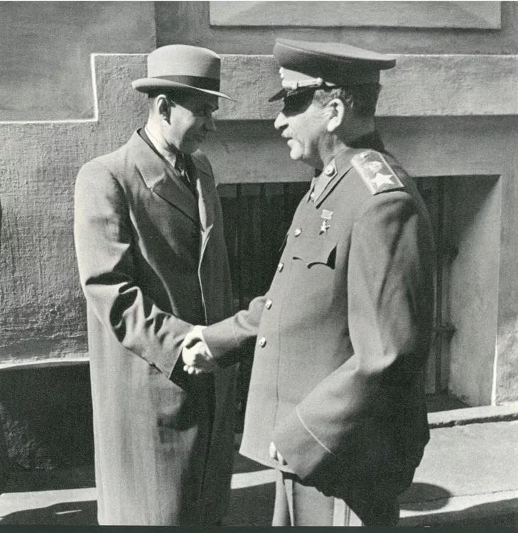 И.В. Сталин и А.Н. Косыгин на территории Кремля. 1947. Архив семьи А.Н. Косыгина.