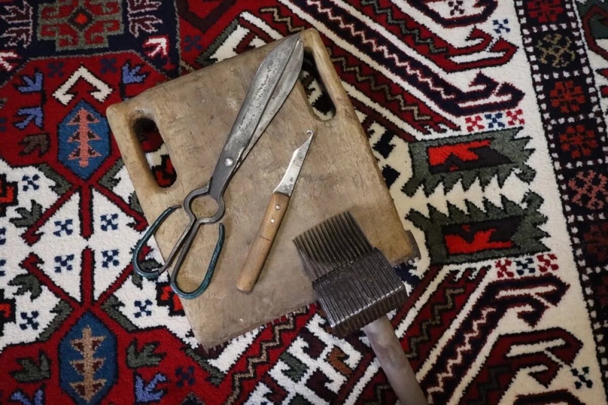    Помимо станка для создания ковра нужен набор таких инструментов.