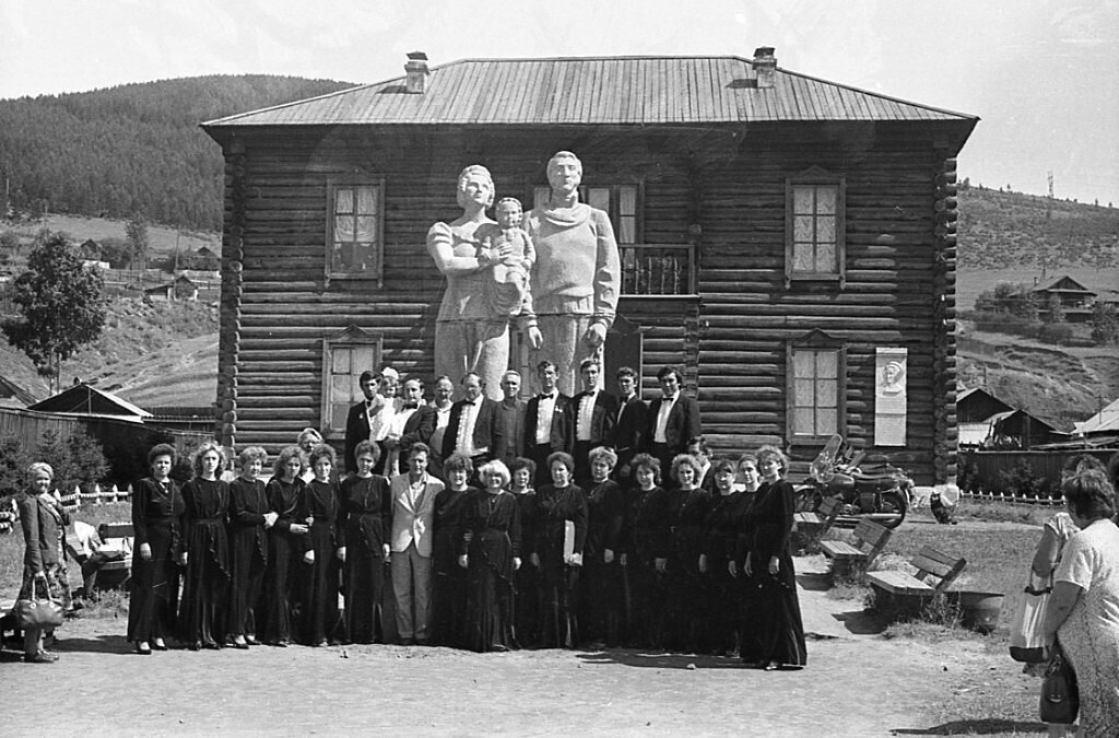 Камерный хор преподавателей детской музыкальной школы с писателем Марком Сергеевым у музея декабристов. Фото Леонида Михайлова