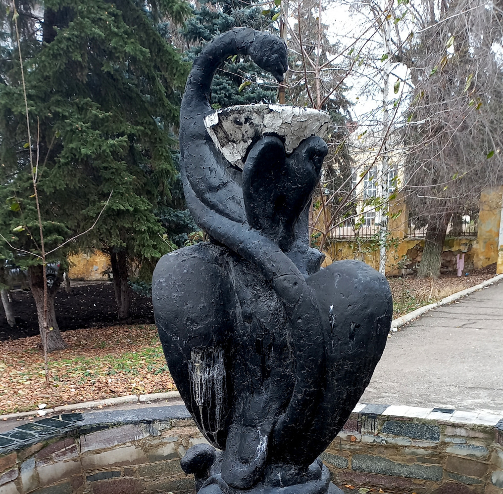 Змея. Скульптура в больнице №5. Донецк. Фото 2024 года