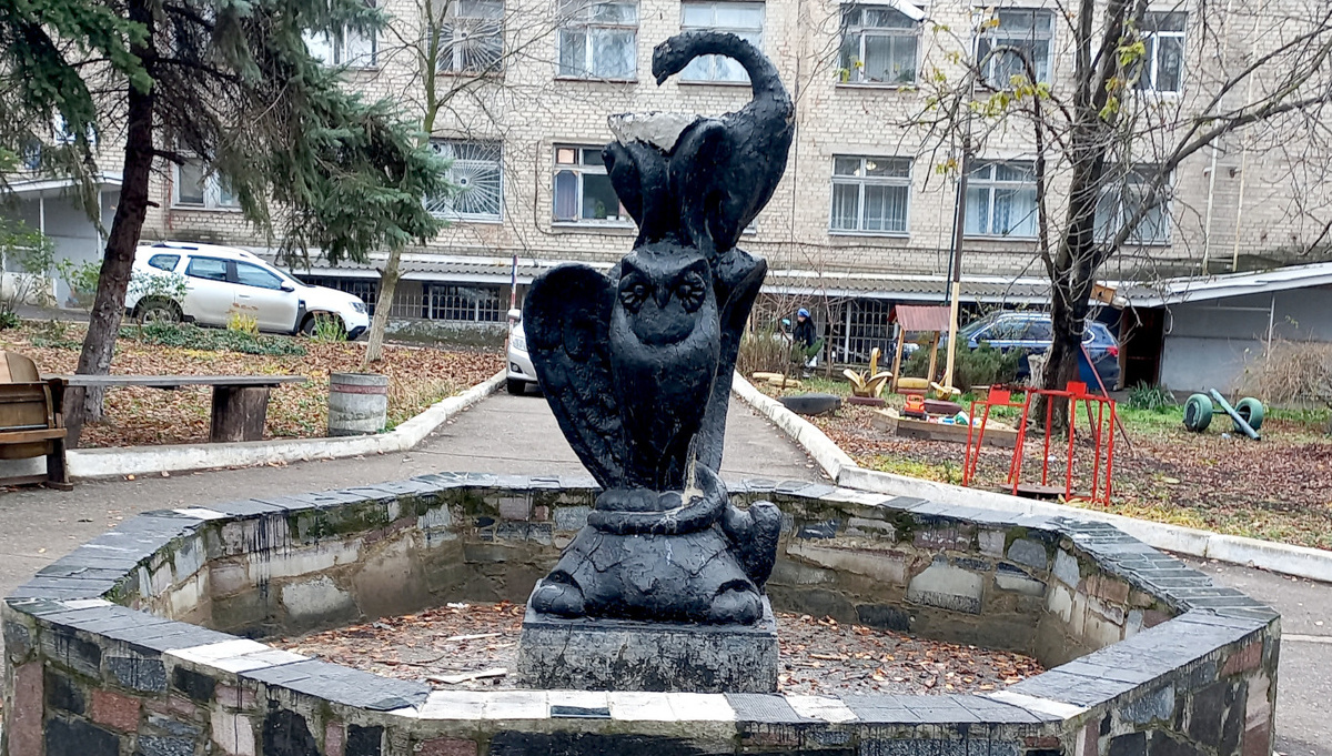 Скульптура в честь медицины в больнице №5. Донецк. Фото 2024 года