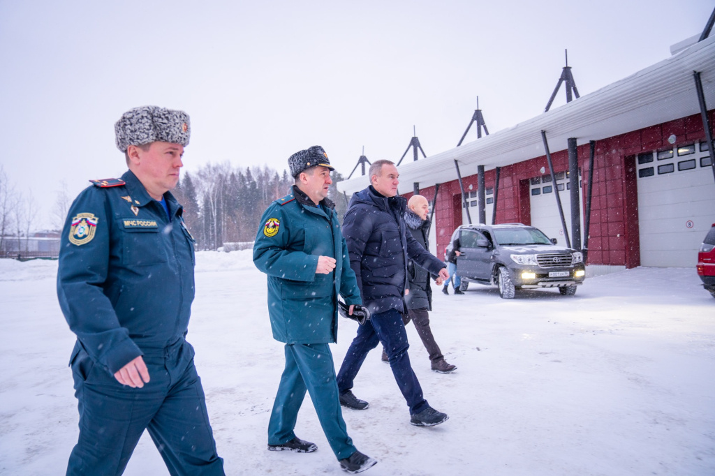    Руслан Кухарук поблагодарил сотрудников МЧС за доблестную службу