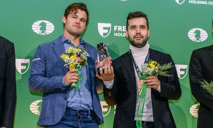 Магнус Карлсен и Ян Непомнящий с призом за победу в чемпионате мира по блицу в Нью-Йорке. Фото: ФИДЕ