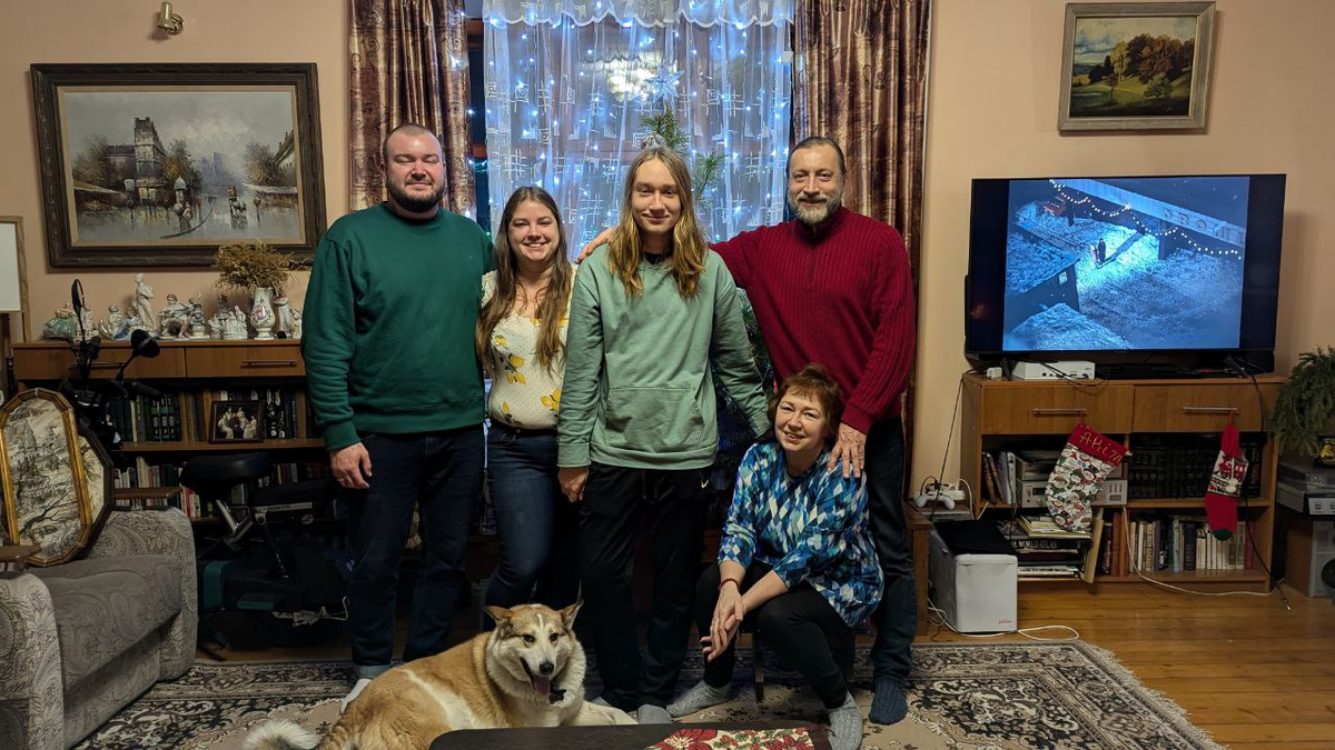 Интересно, что фотка эта никак не могла поставиться во вчерашнюю публикацию, которую я хотел сделать прямо перед Новым годом. И вот под последние слова Президента Путина, под первый удар звона курантов мое приветствие вам было опубликовано! Ровно в 12.00.