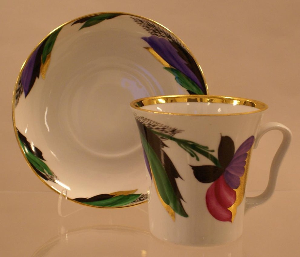 Бокал с блюдйем формы "Ленинградский" от Э.М. Криммера. Роспись "Анемон". 1988. Федеральное государственное бюджетное учреждение культуры "Государственный Эрмитаж". Листайте галерею вправо.