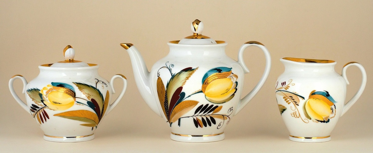 Предметы сервиза "Жёлтый тюльпан" (слева направо): сахарница с крышкой, чайник с крышкой, сливочник. 1980-е. Фото взято со странички Т.Л. Чариной во ВКонтакте. https://vk.com/wall2246631_12542 .
