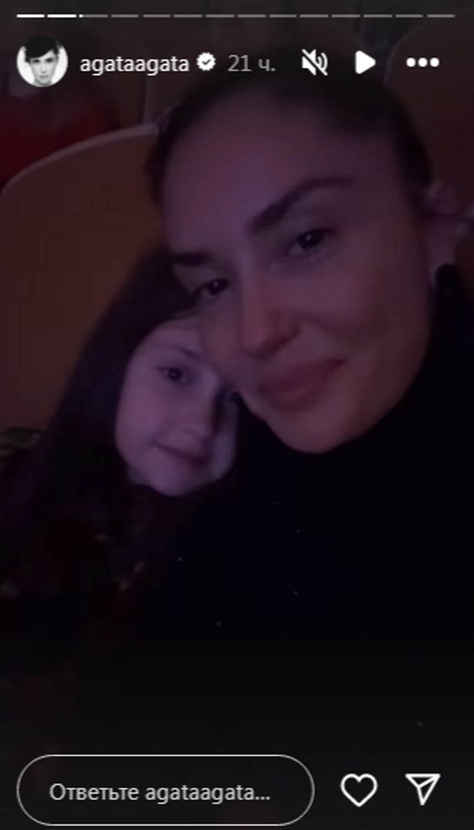 Агата Муцениеце с дочкой Мией на концерте Петра Дранги. Фото: соцсети