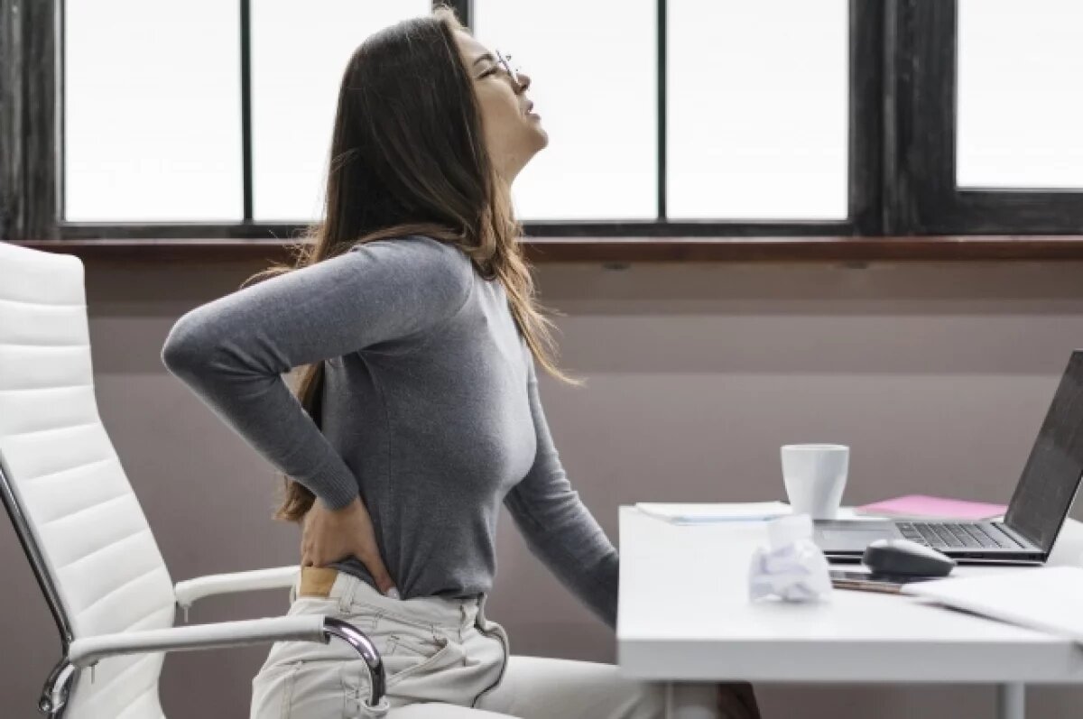    Тренер по йоге назвала причины боли в спине у зумеров